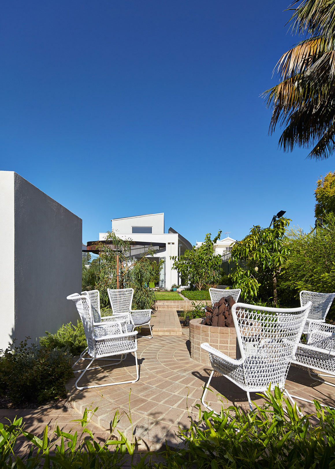 A Stylish Contemporary House with Stunning Character in Mosman Bay, Australia by Iredale Pedersen Hook Architects (11)