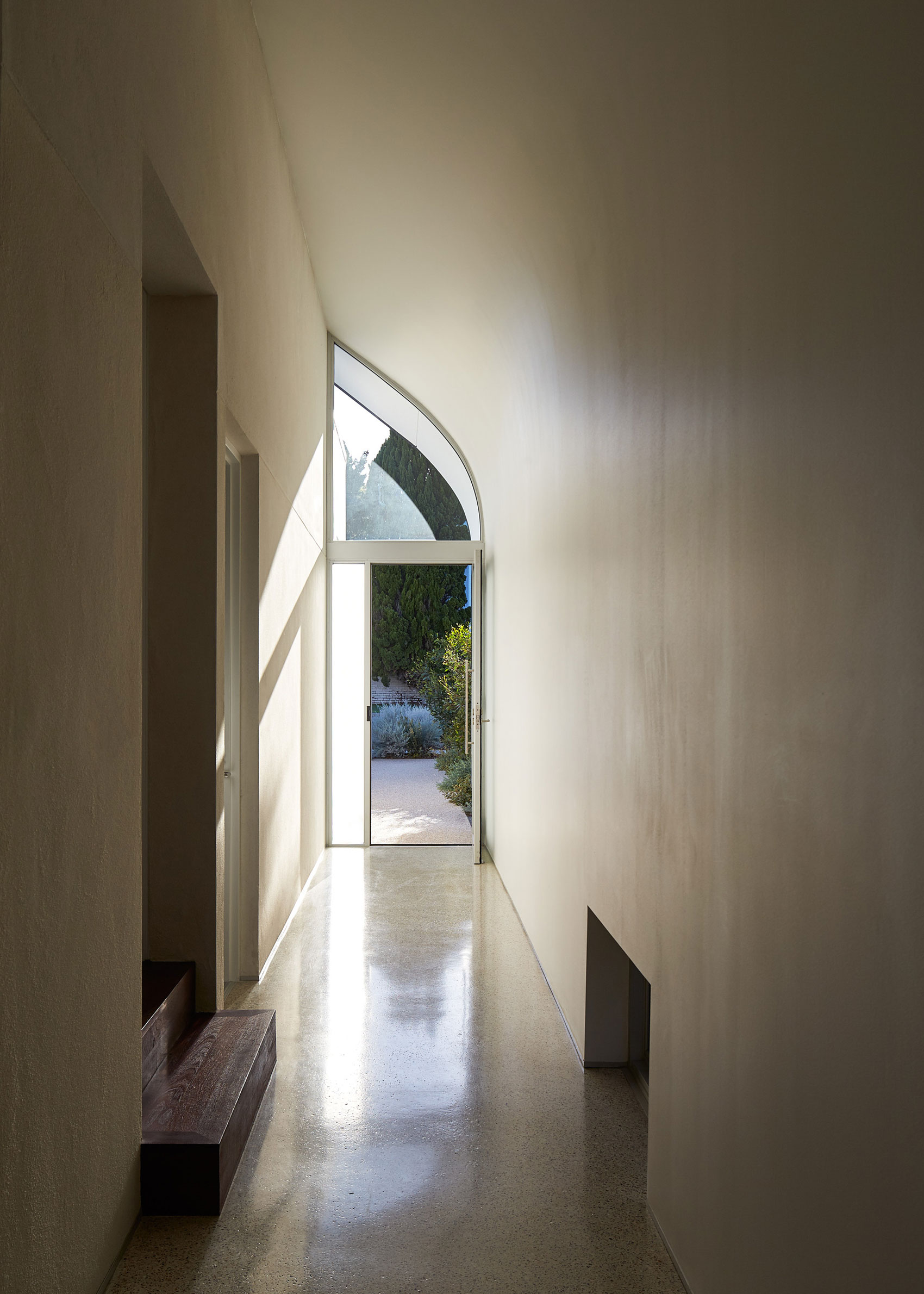 A Stylish Contemporary House with Stunning Character in Mosman Bay, Australia by Iredale Pedersen Hook Architects (16)