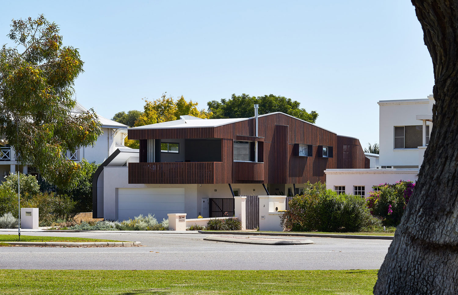 A Stylish Contemporary House with Stunning Character in Mosman Bay, Australia by Iredale Pedersen Hook Architects (2)