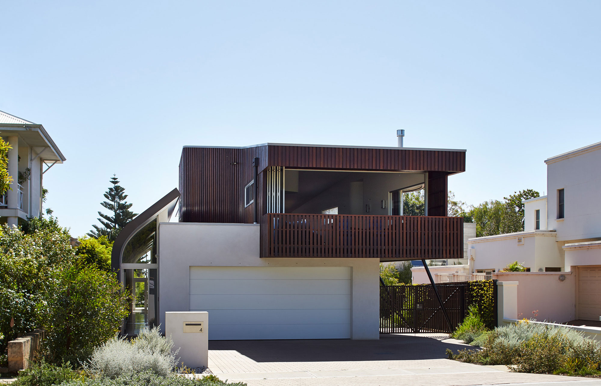 A Stylish Contemporary House with Stunning Character in Mosman Bay, Australia by Iredale Pedersen Hook Architects (3)