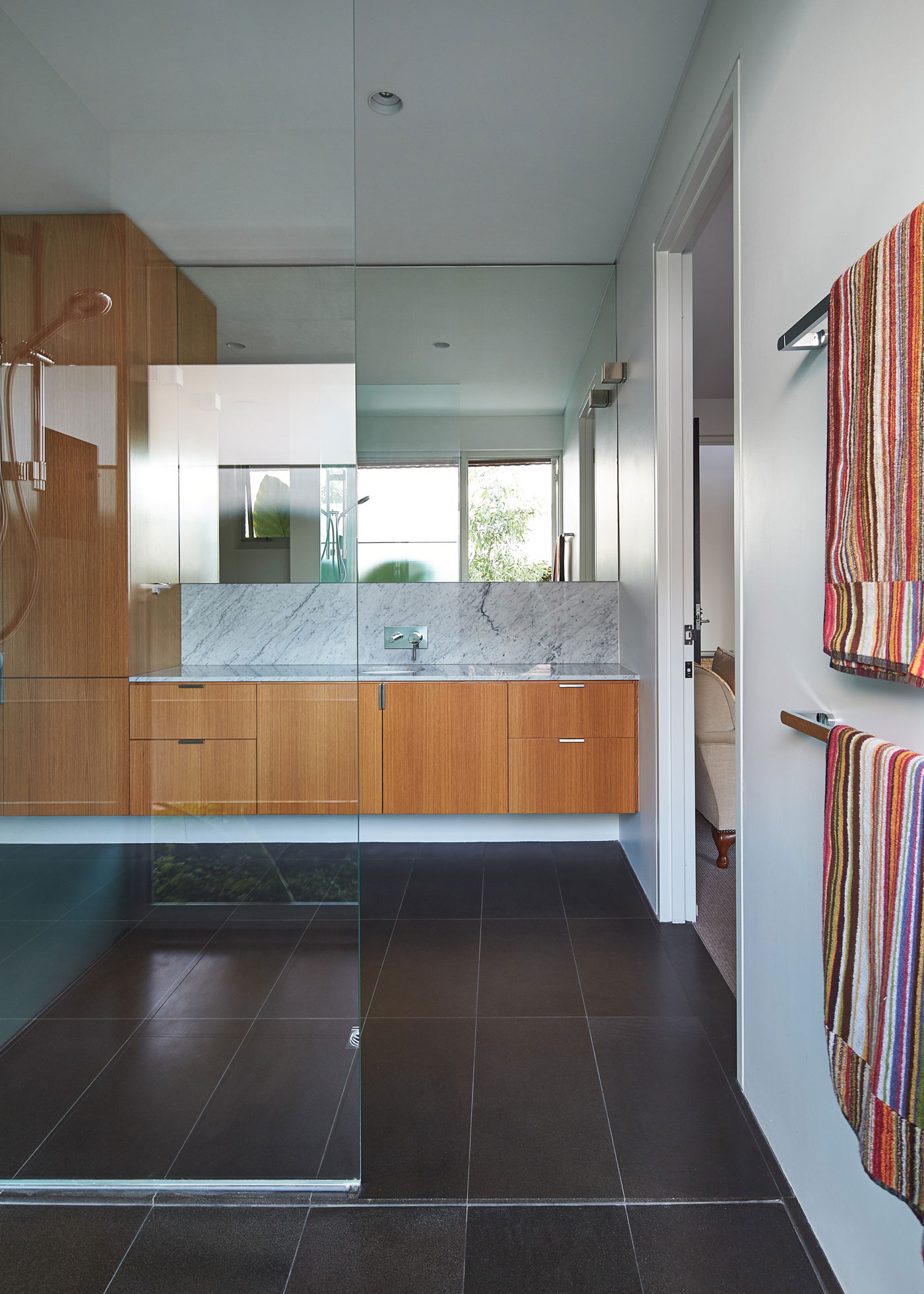 A Stylish Contemporary House with Stunning Character in Mosman Bay, Australia by Iredale Pedersen Hook Architects (31)