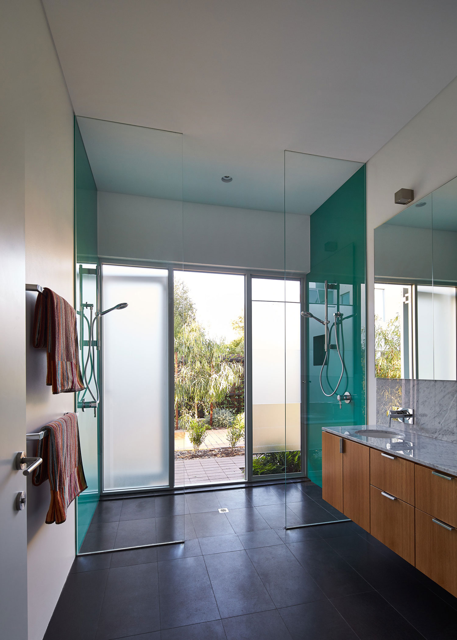 A Stylish Contemporary House with Stunning Character in Mosman Bay, Australia by Iredale Pedersen Hook Architects (32)