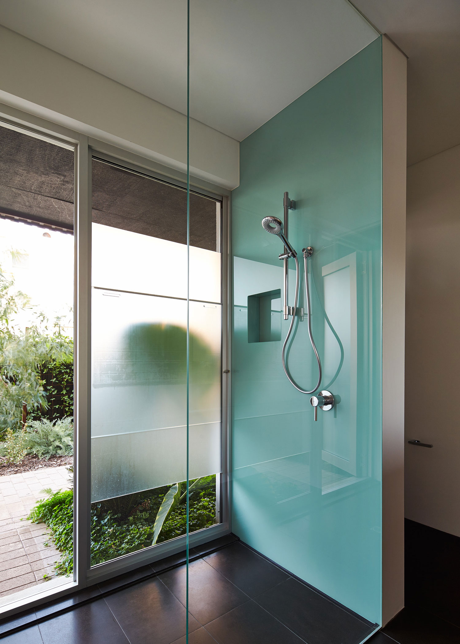 A Stylish Contemporary House with Stunning Character in Mosman Bay, Australia by Iredale Pedersen Hook Architects (33)