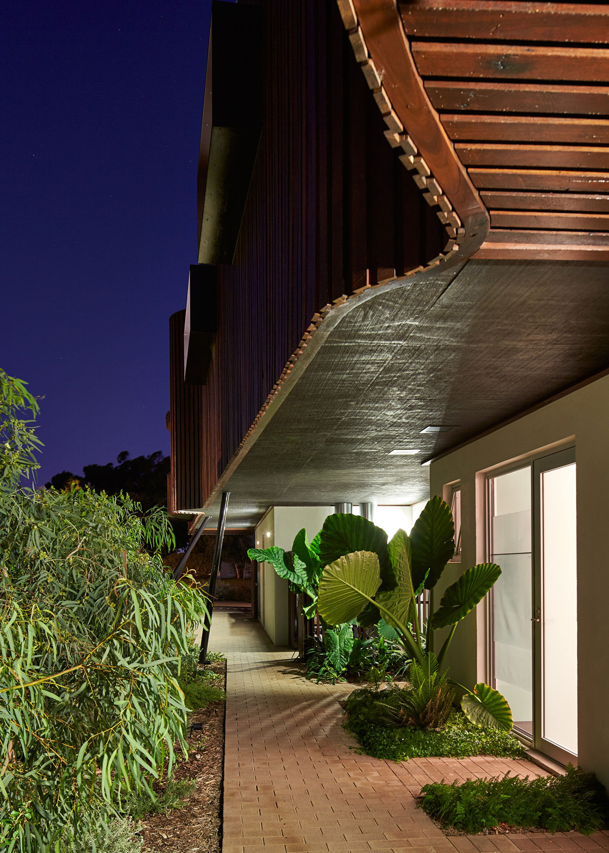A Stylish Contemporary House with Stunning Character in Mosman Bay, Australia by Iredale Pedersen Hook Architects (34)