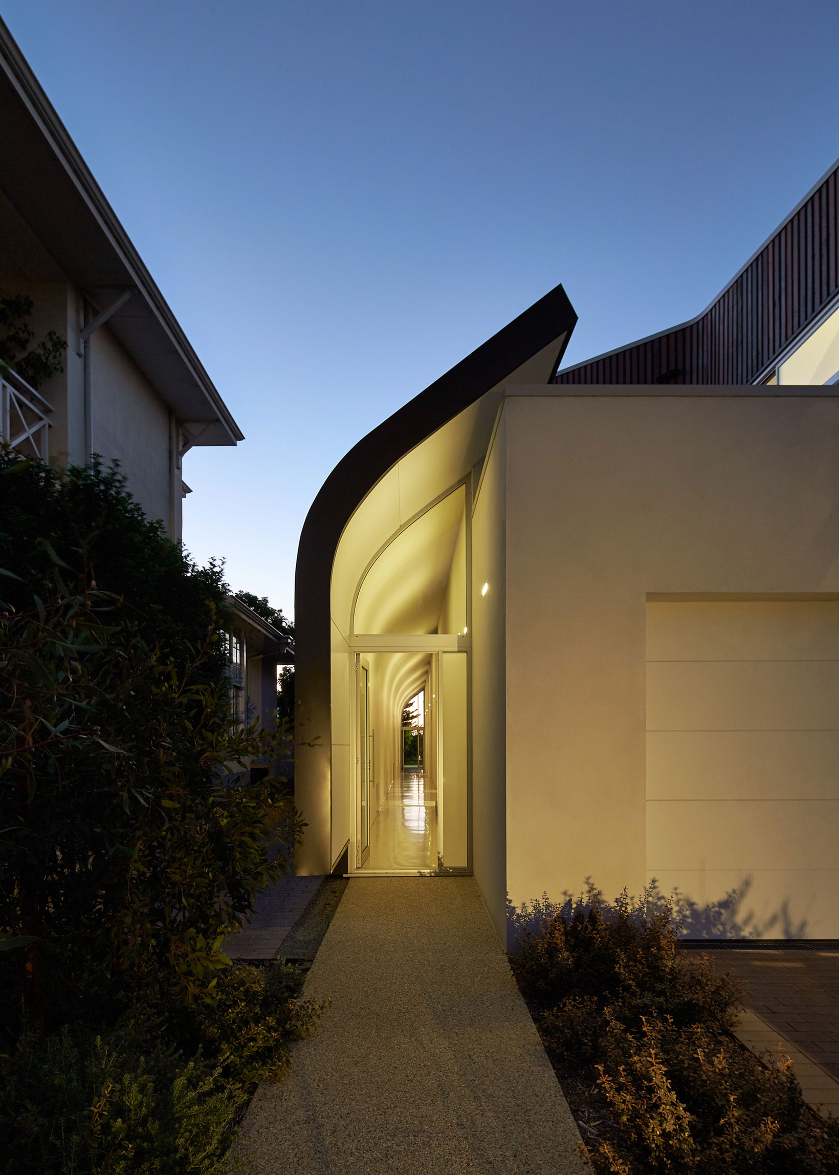 A Stylish Contemporary House with Stunning Character in Mosman Bay, Australia by Iredale Pedersen Hook Architects (37)