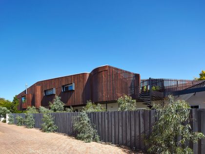 A Stylish Contemporary House with Stunning Character in Mosman Bay, Australia by Iredale Pedersen Hook Architects (4)