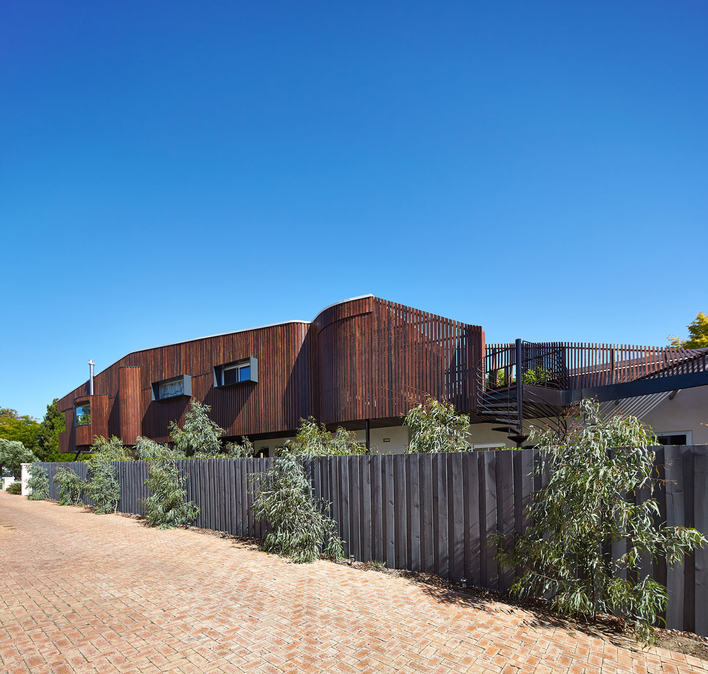 A Stylish Contemporary House with Stunning Character in Mosman Bay, Australia by Iredale Pedersen Hook Architects (4)