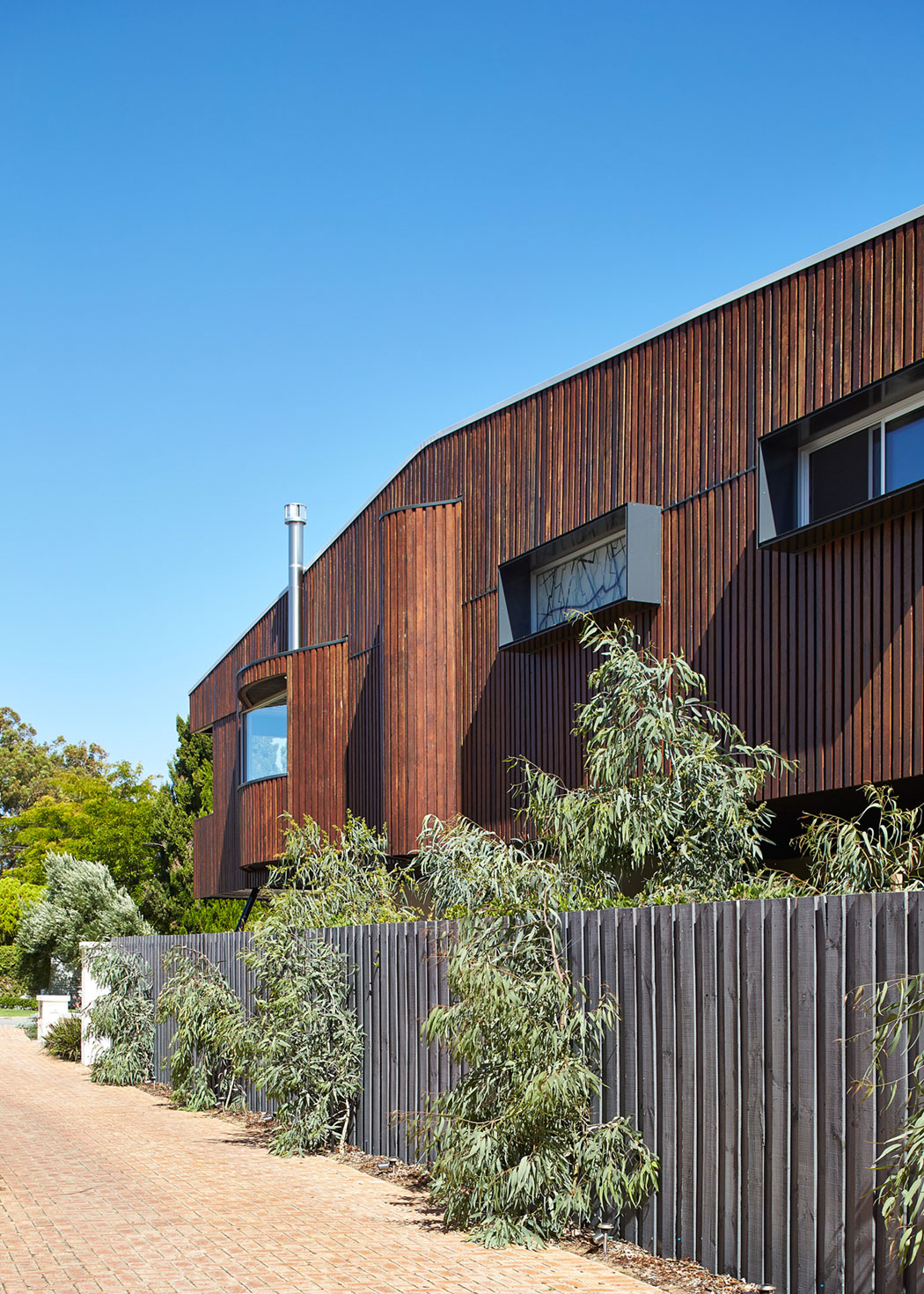A Stylish Contemporary House with Stunning Character in Mosman Bay, Australia by Iredale Pedersen Hook Architects (5)