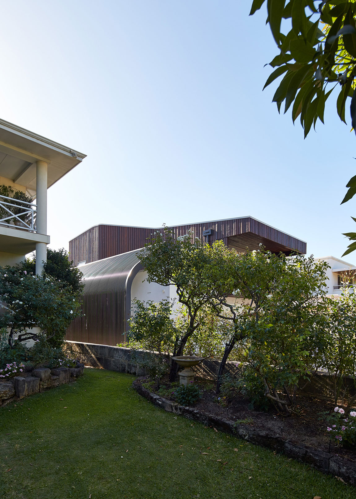 A Stylish Contemporary House with Stunning Character in Mosman Bay, Australia by Iredale Pedersen Hook Architects (6)