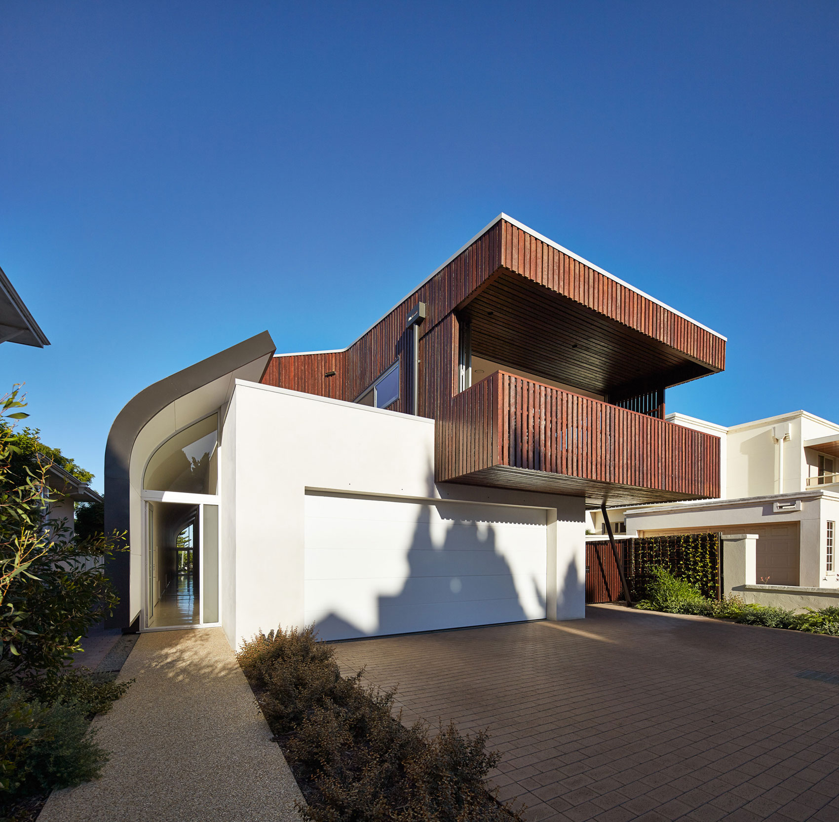 A Stylish Contemporary House with Stunning Character in Mosman Bay, Australia by Iredale Pedersen Hook Architects (7)