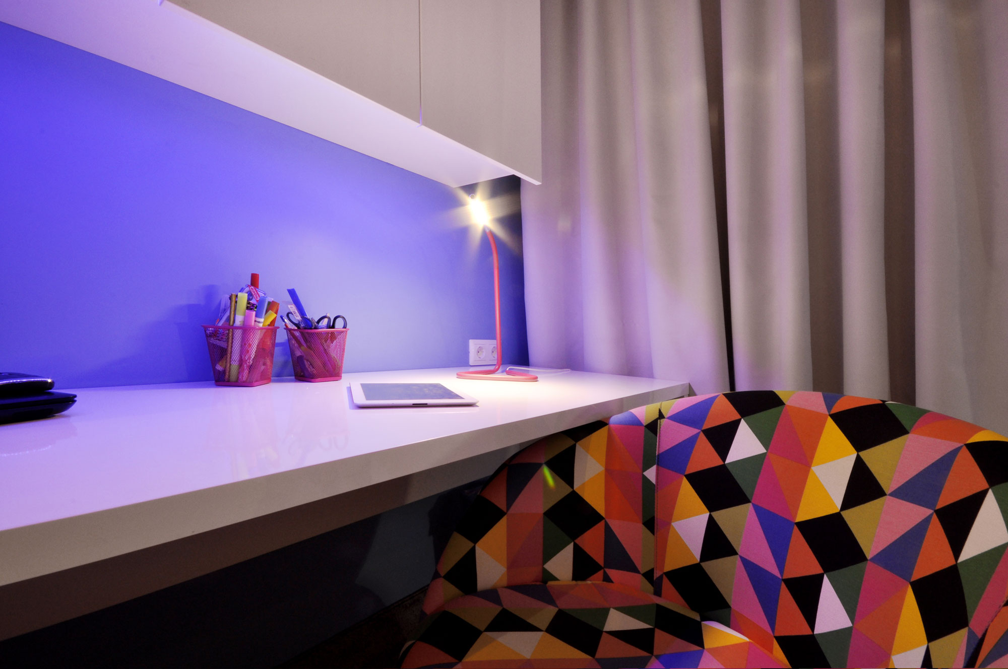 A Stylish and Bright Modern Home for a Young Woman and Her Daughter in Perm, Russia by Allarts Design (16)