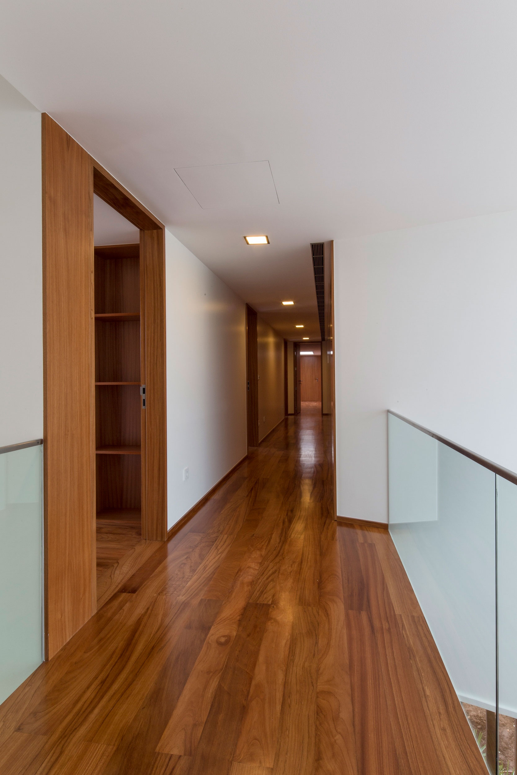 A Stylish and Functional Modern Home with a Luminous Character in Anadia, Portugal by Atelier d’Arquitectura J. A. Lopes da Costa (12)