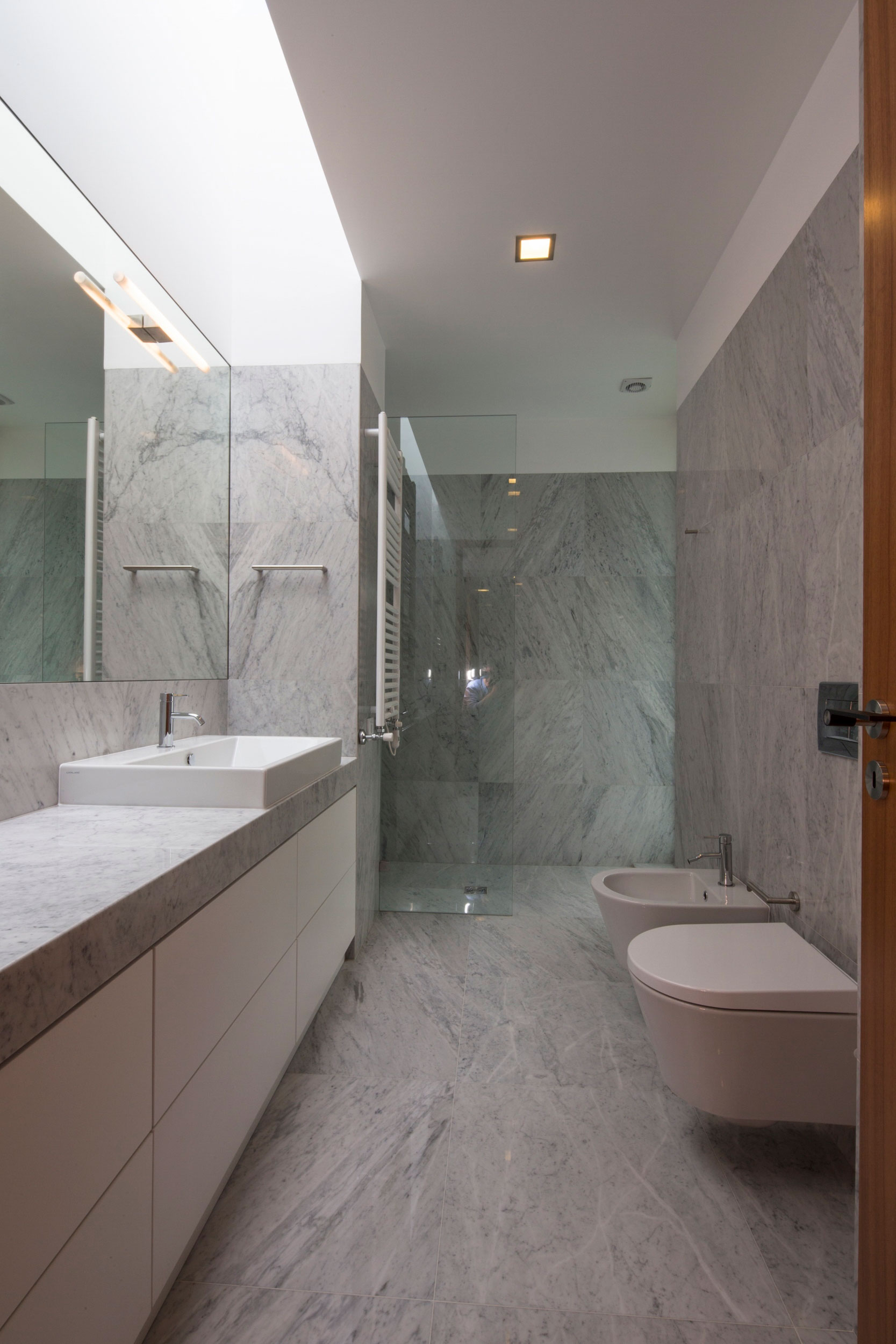 A Stylish and Functional Modern Home with a Luminous Character in Anadia, Portugal by Atelier d’Arquitectura J. A. Lopes da Costa (13)