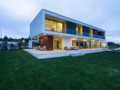 A Stylish and Functional Modern Home with a Luminous Character in Anadia, Portugal by Atelier d’Arquitectura J. A. Lopes da Costa (18)