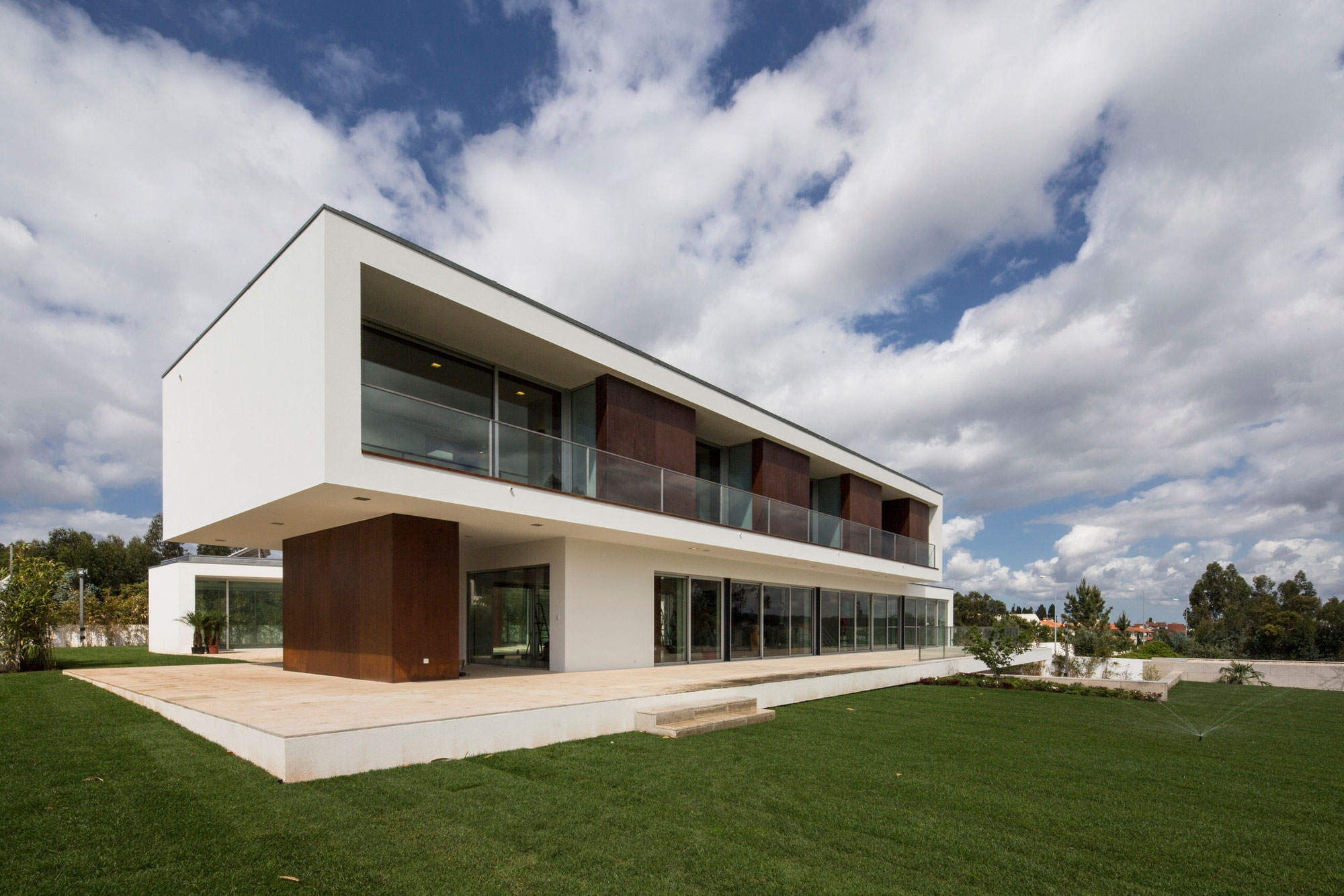 A Stylish and Functional Modern Home with a Luminous Character in Anadia, Portugal by Atelier d’Arquitectura J. A. Lopes da Costa (2)