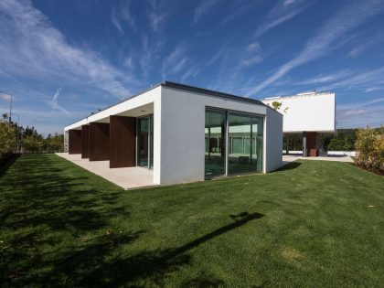 A Stylish and Functional Modern Home with a Luminous Character in Anadia, Portugal by Atelier d’Arquitectura J. A. Lopes da Costa (3)