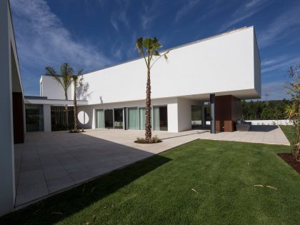 A Stylish and Functional Modern Home with a Luminous Character in Anadia, Portugal by Atelier d’Arquitectura J. A. Lopes da Costa (4)