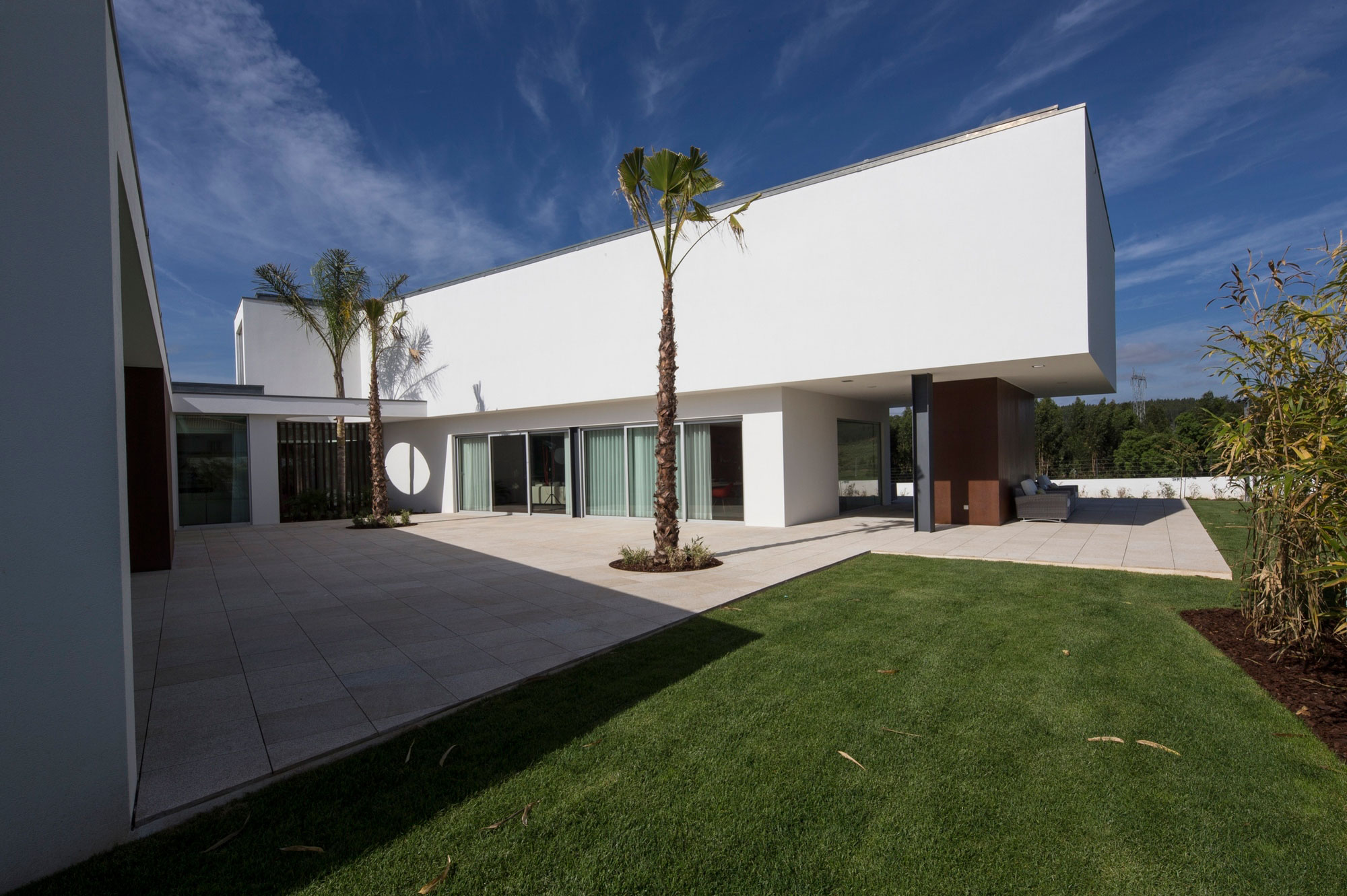 A Stylish and Functional Modern Home with a Luminous Character in Anadia, Portugal by Atelier d’Arquitectura J. A. Lopes da Costa (4)