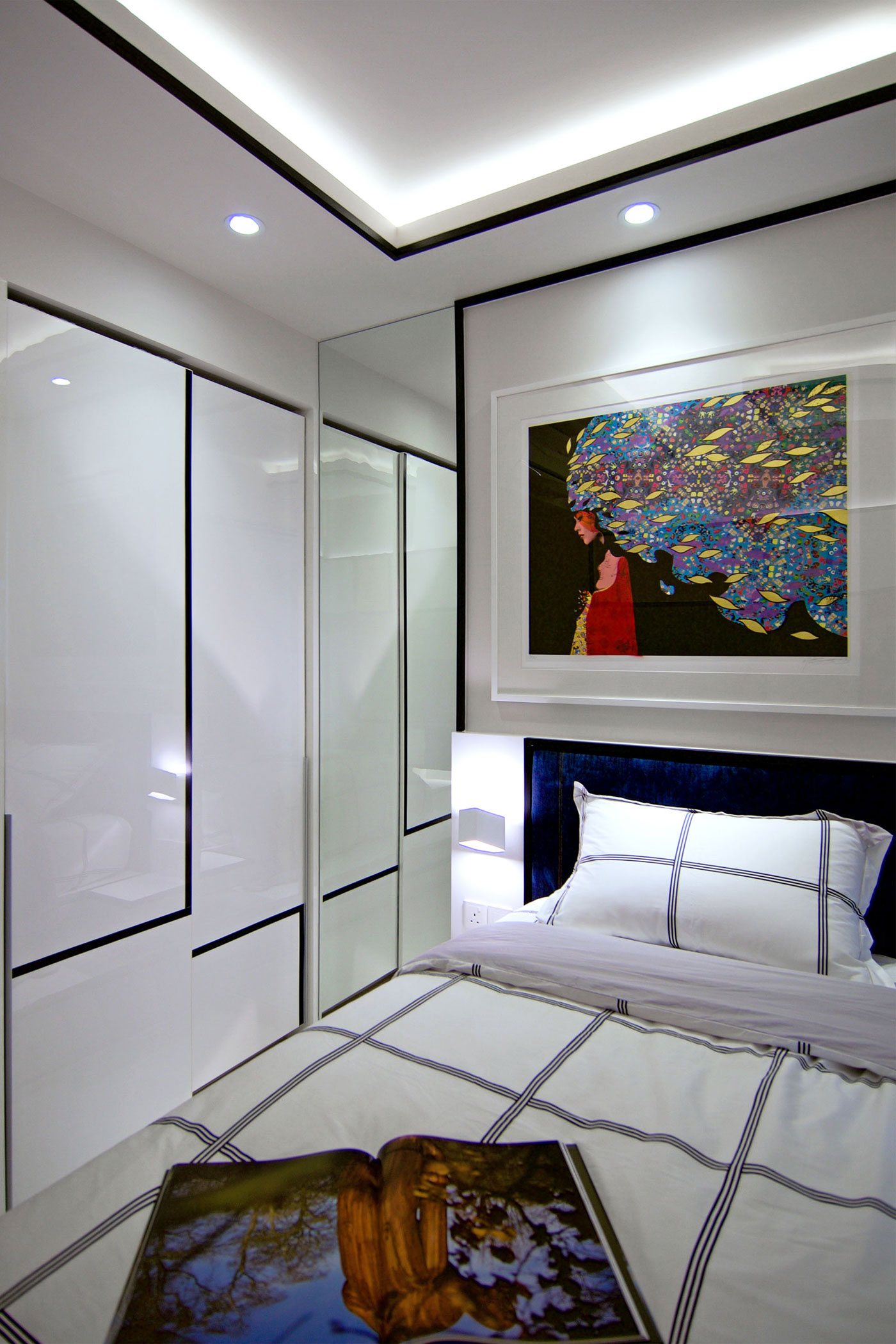 A Stylish and Vibrant Modern Home Filled with Art in Singapore by KNQ Associates (17)