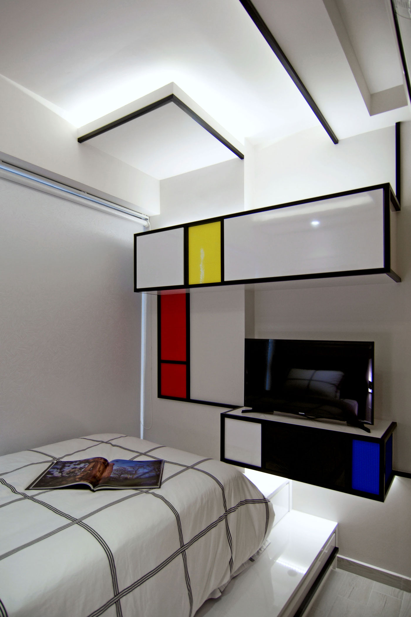 A Stylish and Vibrant Modern Home Filled with Art in Singapore by KNQ Associates (19)