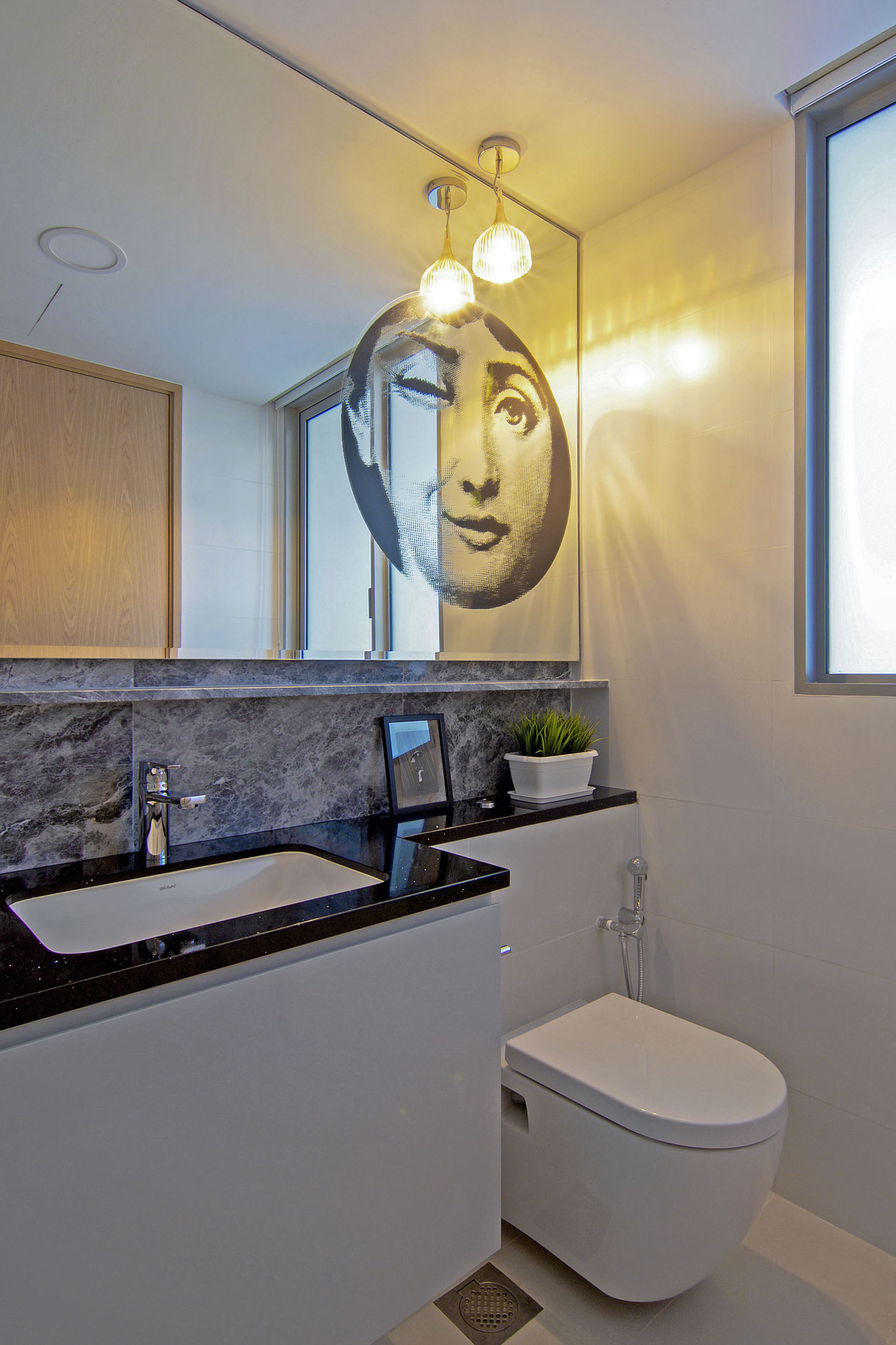 A Stylish and Vibrant Modern Home Filled with Art in Singapore by KNQ Associates (23)
