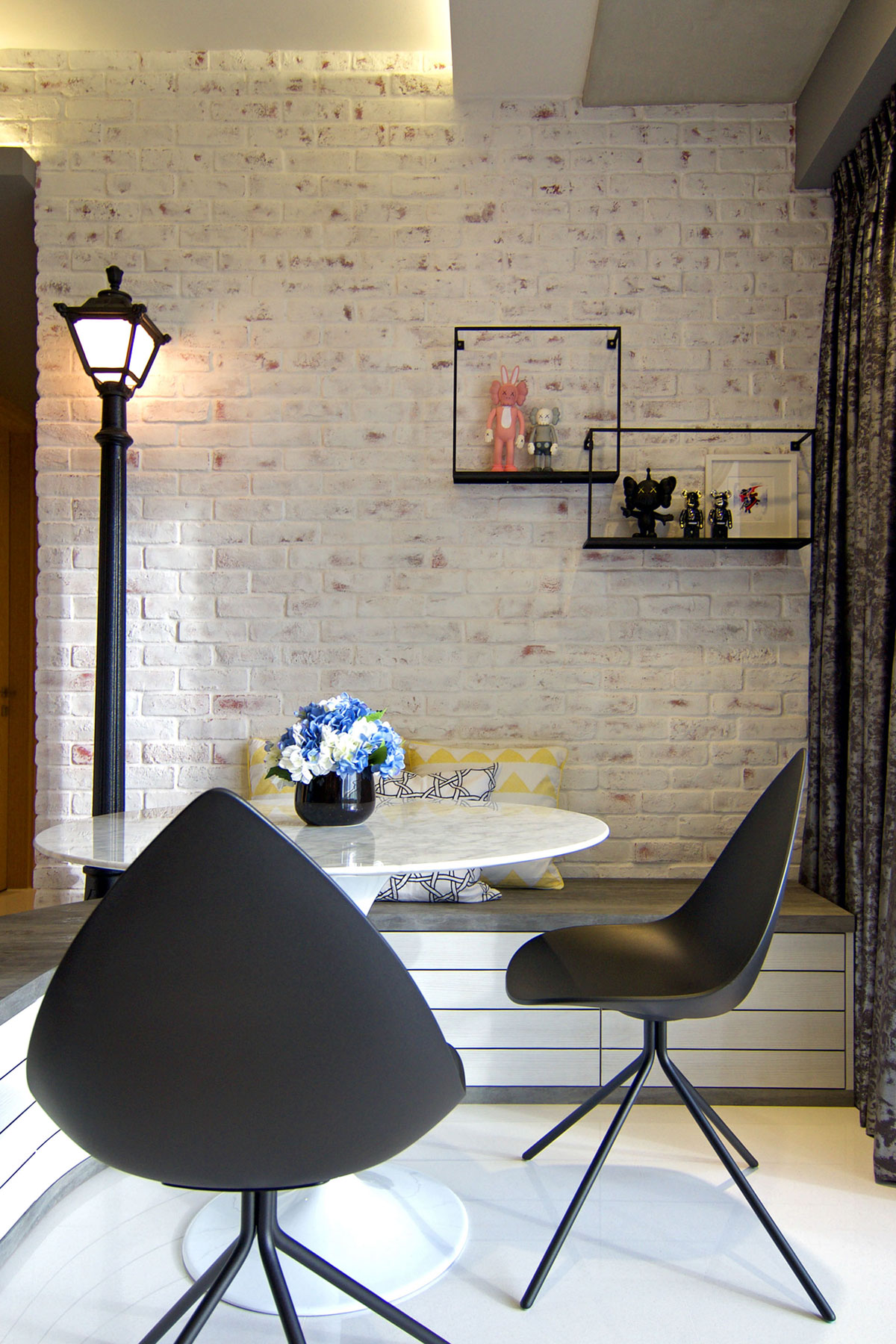 A Stylish and Vibrant Modern Home Filled with Art in Singapore by KNQ Associates (8)