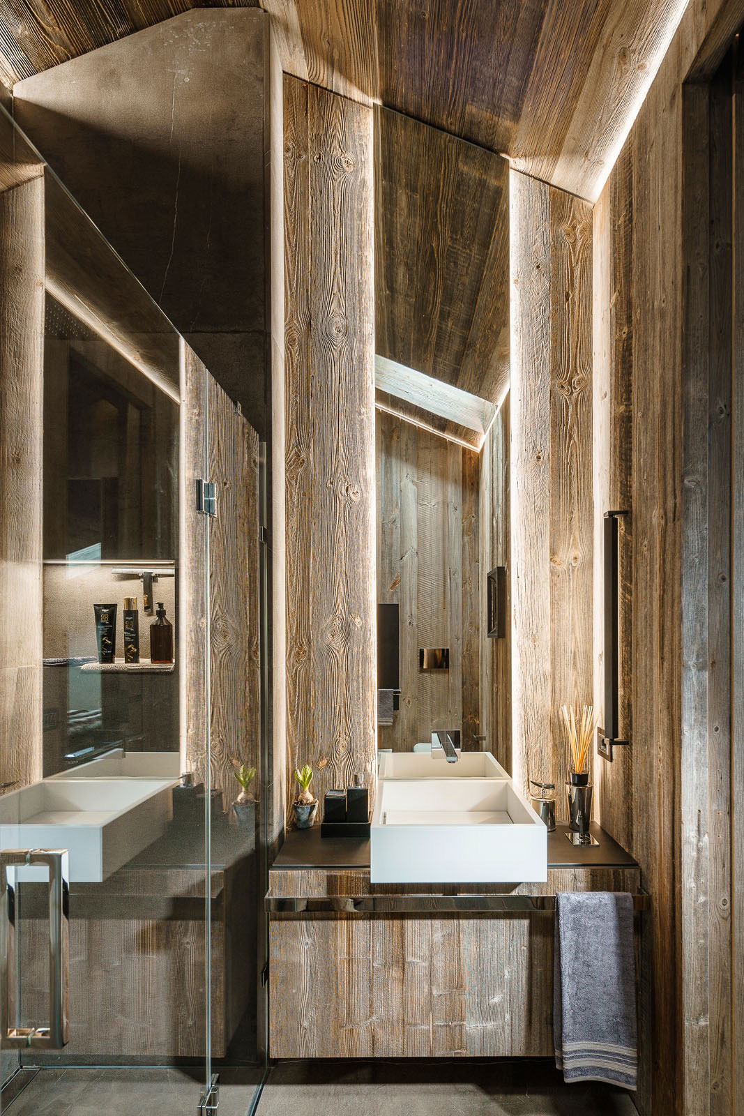 A Stylish and Warm Home with Lots of Wooden Details in Cortina d’Ampezzo, Italy by ZWD-Projects (14)