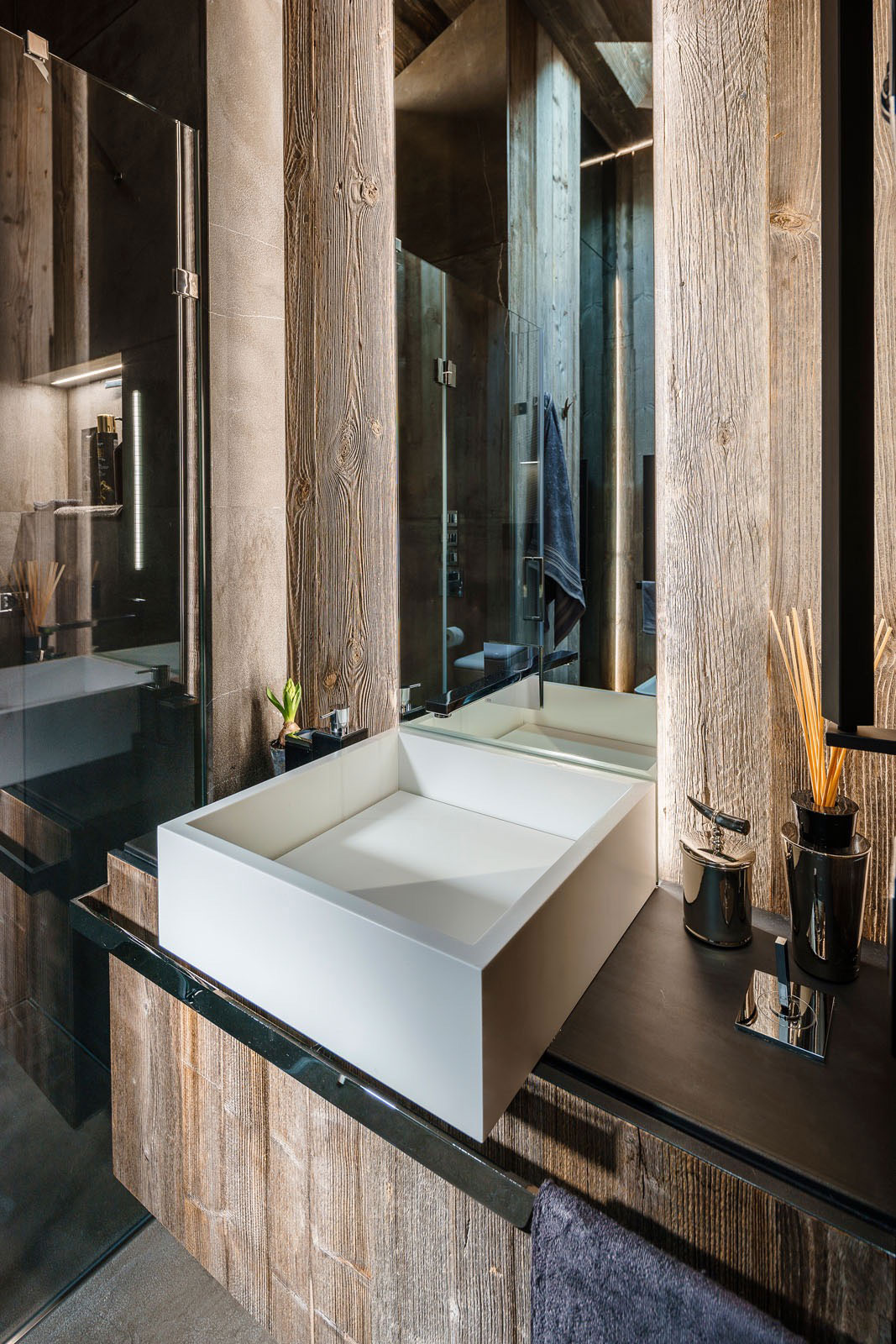 A Stylish and Warm Home with Lots of Wooden Details in Cortina d’Ampezzo, Italy by ZWD-Projects (15)