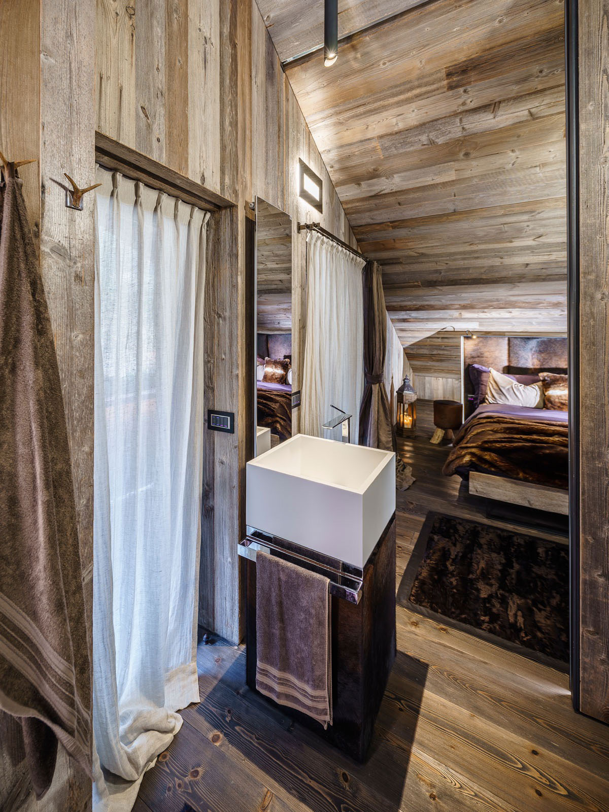 A Stylish and Warm Home with Lots of Wooden Details in Cortina d’Ampezzo, Italy by ZWD-Projects (16)