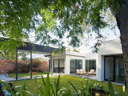 A Unique Suburban Modern House with Courtyard Pool in Claremont, Australia by David Barr Architect (1)