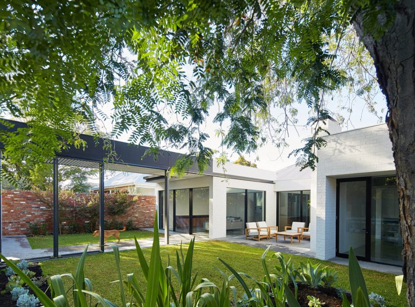 A Unique Suburban Modern House with Courtyard Pool in Claremont, Australia by David Barr Architect (1)