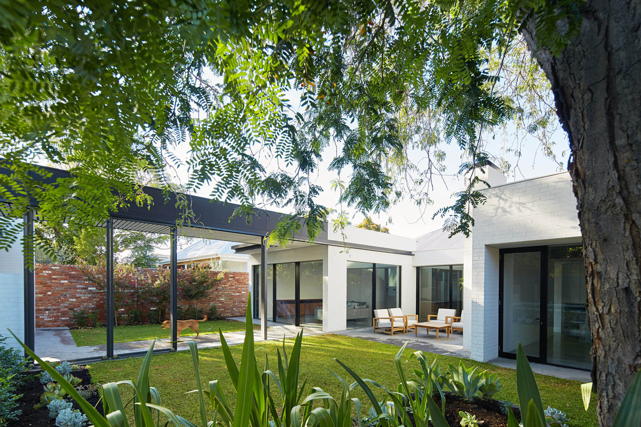 A Unique Suburban Modern House with Courtyard Pool in Claremont, Australia by David Barr Architect (1)