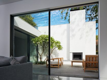 A Unique Suburban Modern House with Courtyard Pool in Claremont, Australia by David Barr Architect (11)