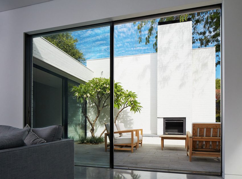 A Unique Suburban Modern House with Courtyard Pool in Claremont, Australia by David Barr Architect (11)