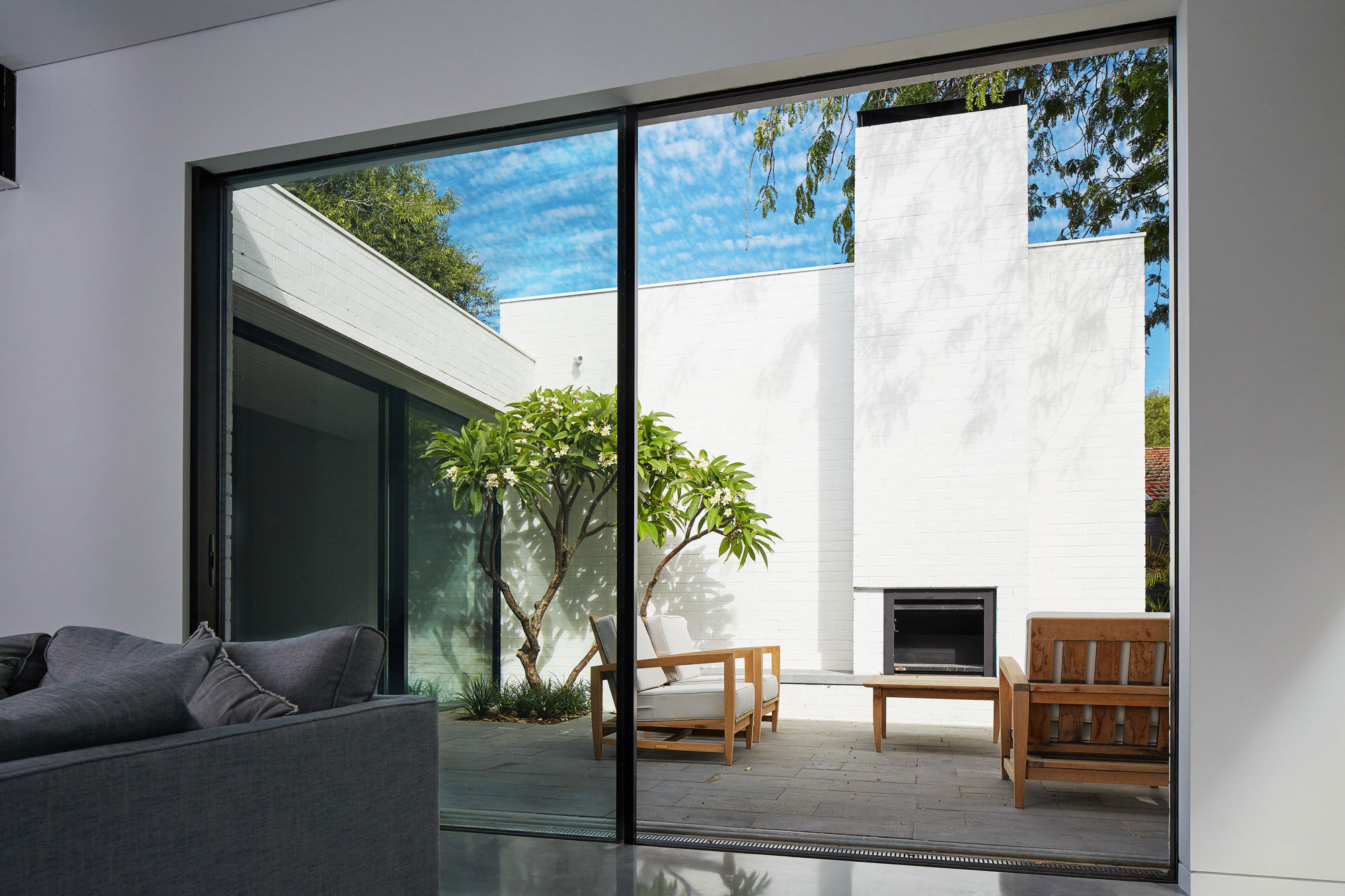A Unique Suburban Modern House with Courtyard Pool in Claremont, Australia by David Barr Architect (11)