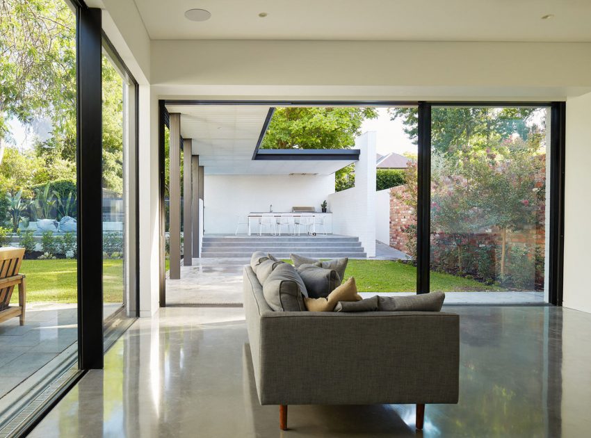 A Unique Suburban Modern House with Courtyard Pool in Claremont, Australia by David Barr Architect (12)