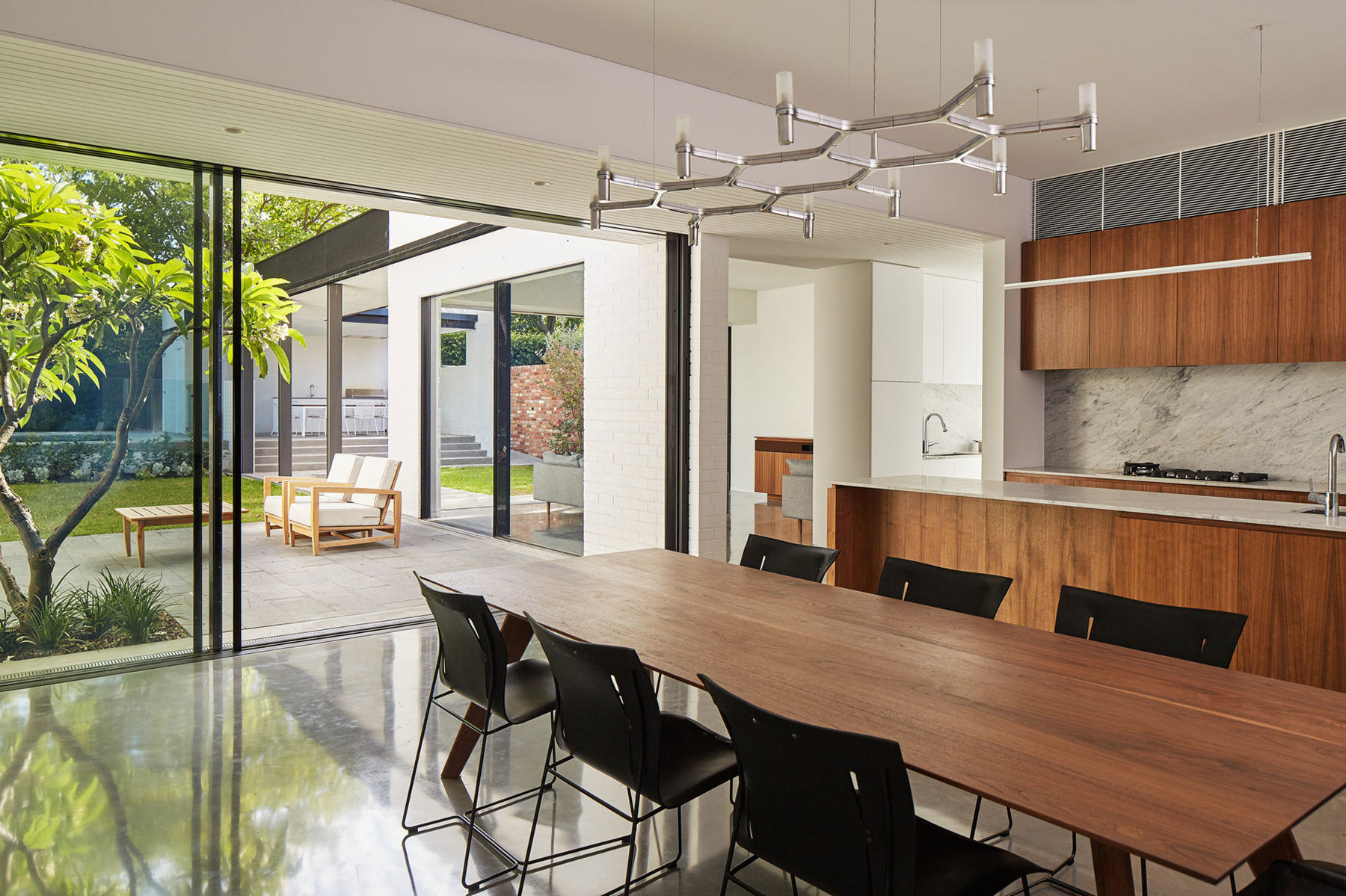 A Unique Suburban Modern House with Courtyard Pool in Claremont, Australia by David Barr Architect (14)