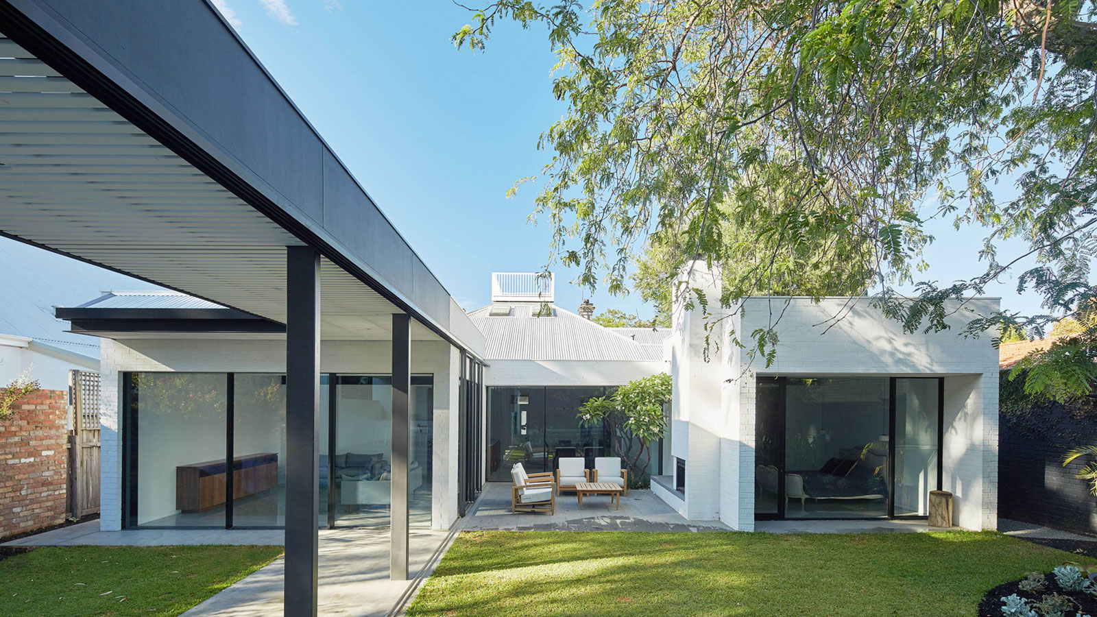 A Unique Suburban Modern House with Courtyard Pool in Claremont, Australia by David Barr Architect (2)