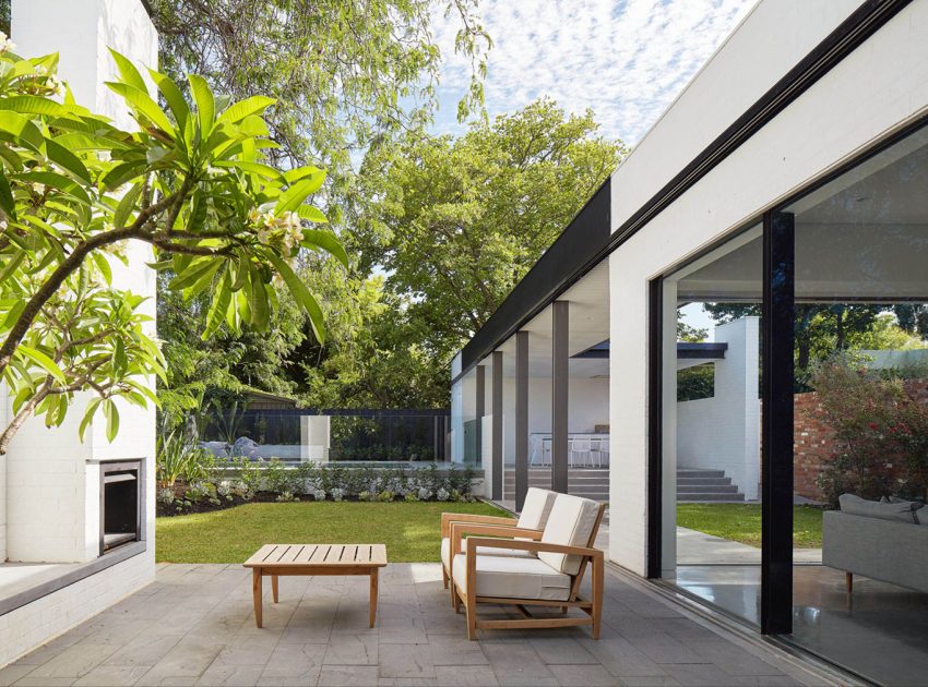 A Unique Suburban Modern House with Courtyard Pool in Claremont, Australia by David Barr Architect (3)