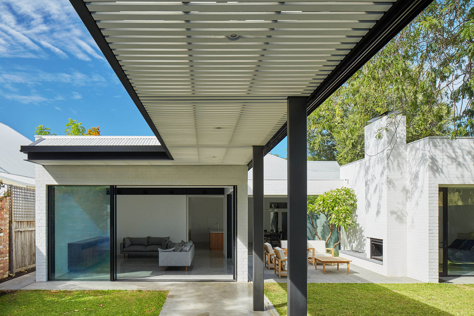 A Unique Suburban Modern House with Courtyard Pool in Claremont, Australia by David Barr Architect (5)