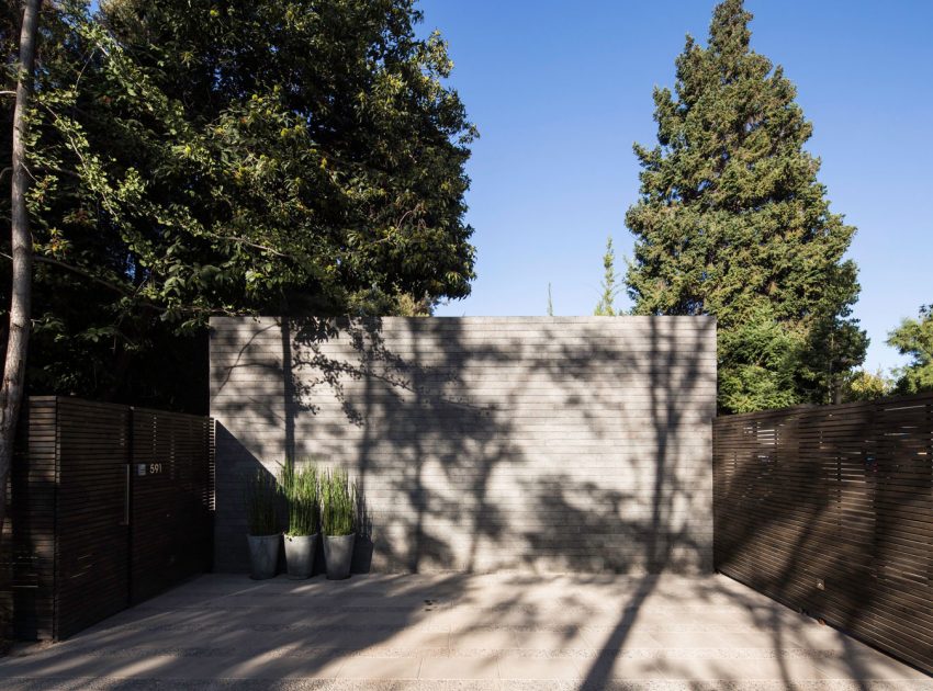 A Unique Home of Metal, Concrete and Plenty of Glass in Las Condes, Chile by Iglesis Arquitectos (1)