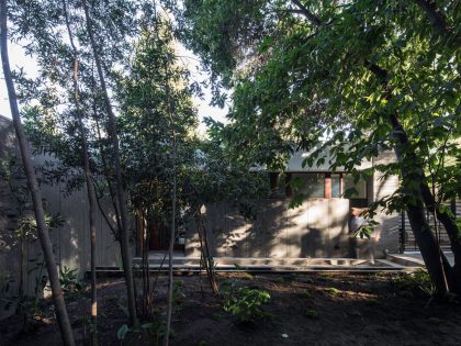 A Unique and Cozy House Combines Metal, Concrete and Plenty of Glass in Las Condes, Chile by Iglesis Arquitectos (2)