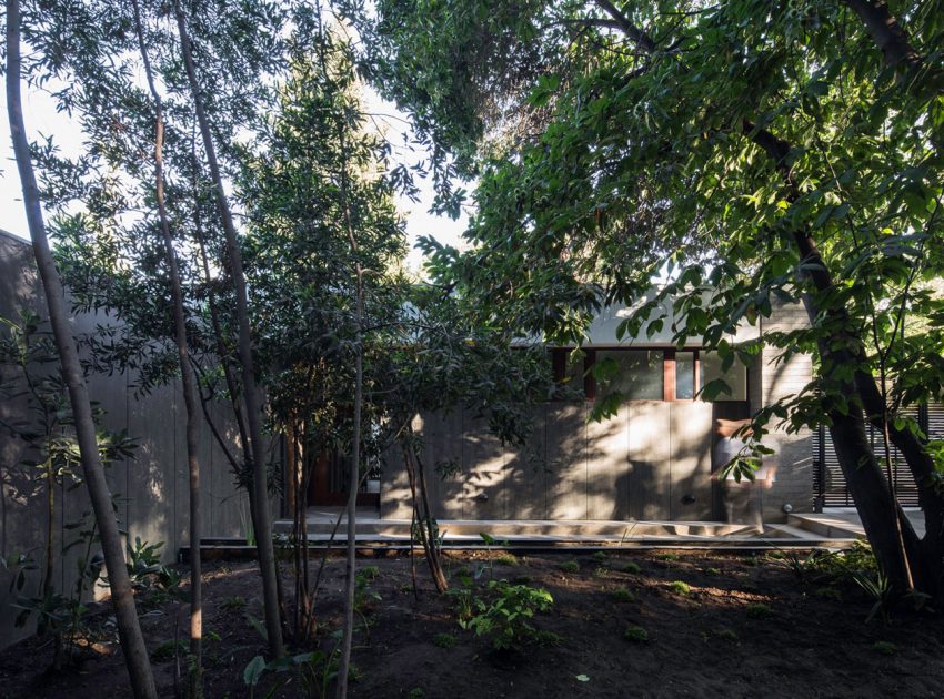 A Unique Home of Metal, Concrete and Plenty of Glass in Las Condes, Chile by Iglesis Arquitectos (2)