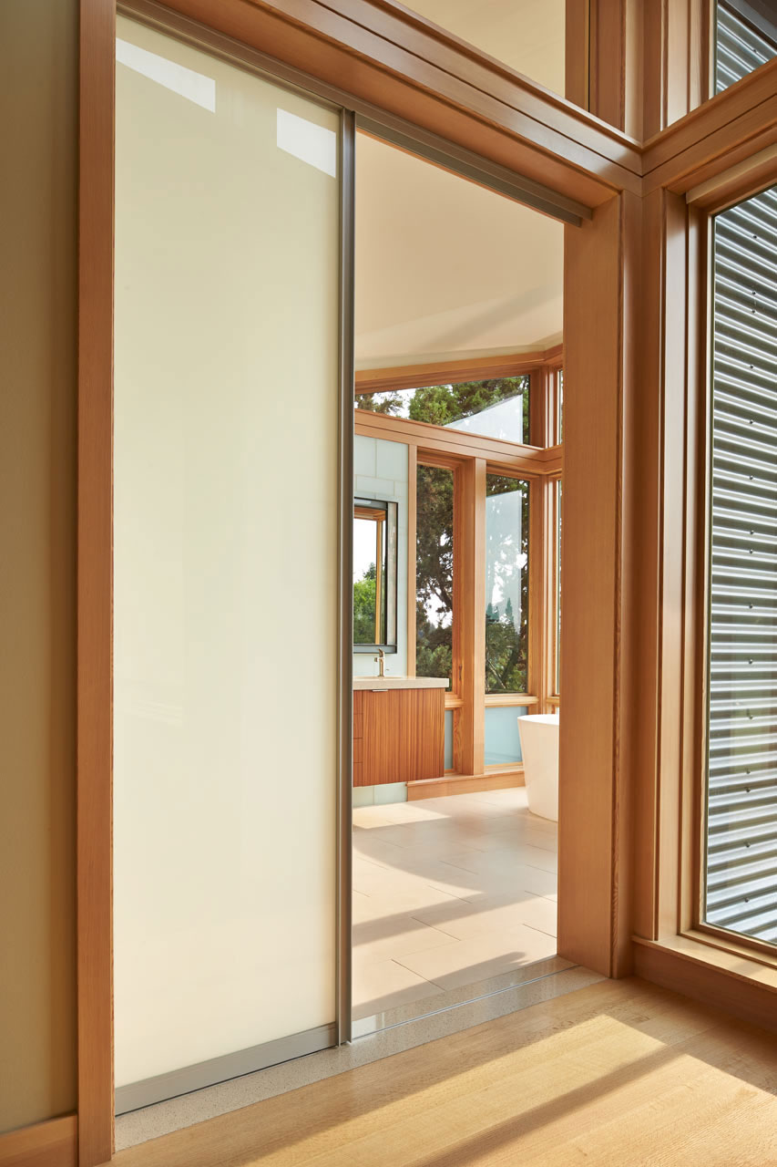 A Warm Contemporary Home on the Deschutes River in Bend, Oregon by FINNE Architects (16)