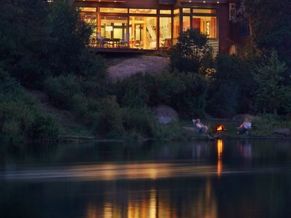 A Warm Contemporary Home on the Deschutes River in Bend, Oregon by FINNE Architects (22)