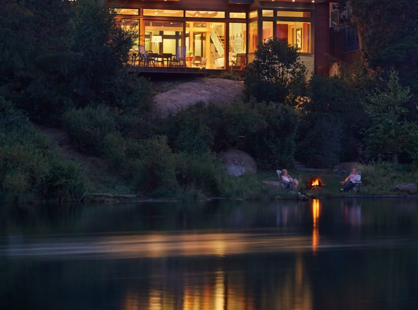 A Warm Contemporary Home on the Deschutes River in Bend, Oregon by FINNE Architects (22)