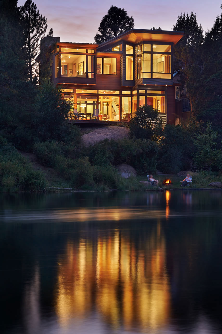 A Warm Contemporary Home on the Deschutes River in Bend, Oregon by FINNE Architects (22)
