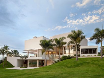 An Amazing Contemporary House Filled with Natural Light and White Exteriors in Brasilia by Sérgio Parada Arquitetos (1)