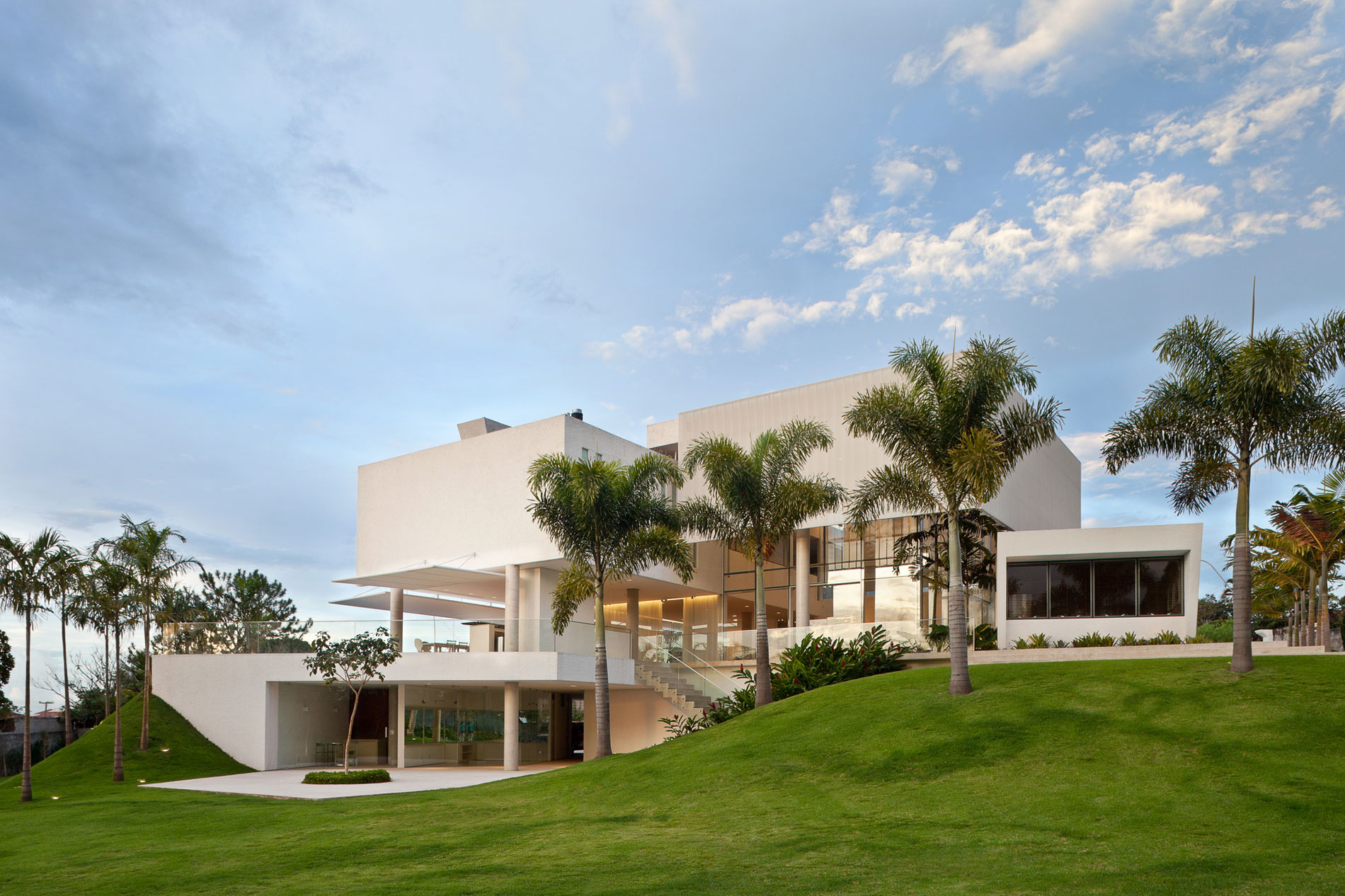 An Amazing Contemporary House Filled with Natural Light and White Exteriors in Brasilia by Sérgio Parada Arquitetos (1)