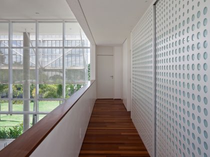 An Amazing Contemporary House Filled with Natural Light and White Exteriors in Brasilia by Sérgio Parada Arquitetos (10)